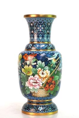 un vase bleu avec des fleurs posé sur une table