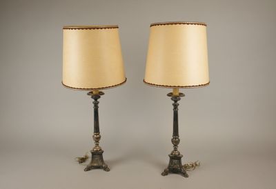 Paire de pique-cierges en métal argenté, reposant sur une ba…