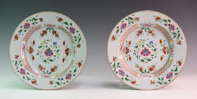 paire d'assiettes chinoises ornées de motifs floraux sur fond blanc
