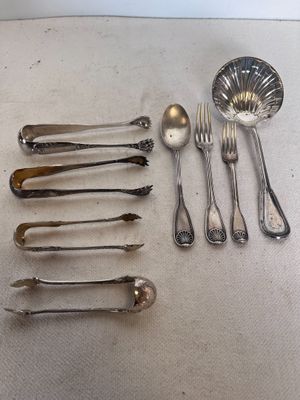beaucoup de cuillères en argent et de cuillères à soupe sur la table