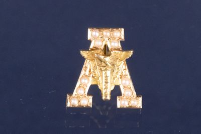 un « a » doré orné d'une étoile
