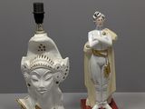 trois figurines en porcelaine représentant un homme et une femme posées sur une table