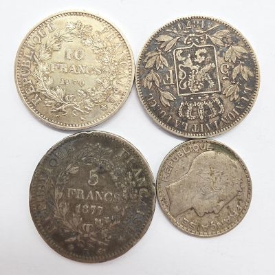 quatre types de pièces différents sont présentés sur une surface blanche