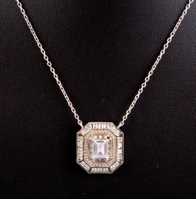 Collier en argent 925°/°°, poinçon 925, serti au centre d'un…