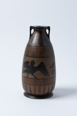 un vase orné d'un motif posé sur une table