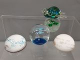 trois boules de verre exposées dans une vitrine transparente