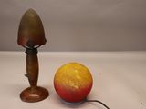 une pomme posée à côté d'une lampe sur une table