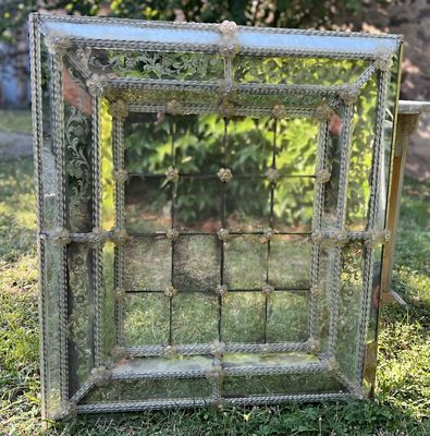 une image représentant un miroir posé au milieu d'un champ verdoyant