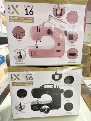 emballage d'une machine à coudre rose posée sur une table