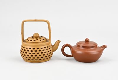 une théière marron et une autre théière marron posées l'une à côté de l'autre