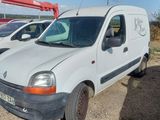 une camionnette blanche garée sur un terrain