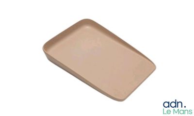 une image représentant un plateau rectangulaire muni d'un couvercle, sur fond blanc
