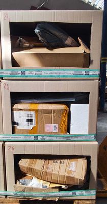 plusieurs cartons empilés les uns sur les autres sur une palette