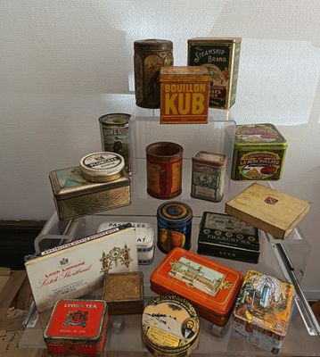 de nombreux types de boîtes exposées sur une table