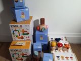 beaucoup de cartons empilés les uns sur les autres par terre