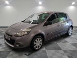 la voiture grise est garée dans le garage sur le sol en damier