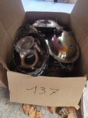 une boîte en carton remplie d'objets hétéroclites sur le sol