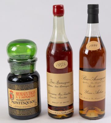 trois bouteilles de vin et une bouteille de miel sont posées les unes à côté des autres