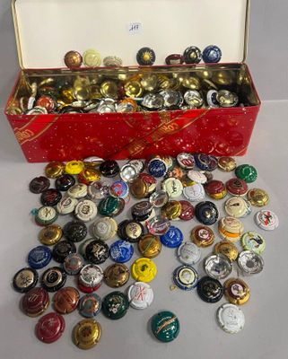 une boîte rouge remplie d'une multitude de capsules de bière