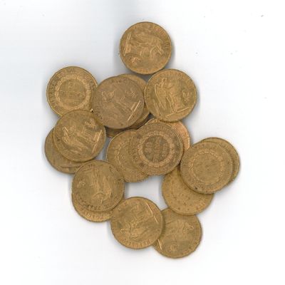 une pile de vieilles pièces de monnaie sur une surface blanche