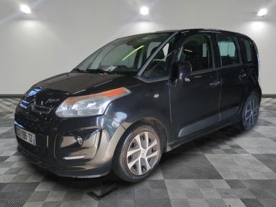 la photo d'une petite voiture noire sur un sol en damier