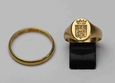deux bagues en or ornées d'un blason et une bague surmontée d'une couronne