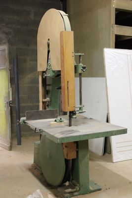 une machine posée sur une table dans une pièce