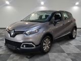 la voiture grise est garée sur un sol en damier dans le garage