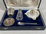 un ancien service d'argenterie présenté dans un coffret, comprenant une cuillère, une cuillère et un repose-cuillère