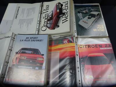 un grand nombre de livres posés sur une table
