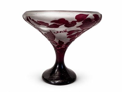 un vase en verre orné d'un motif de fleurs rouges