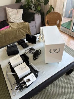 une table basse sur laquelle est posée une boîte blanche