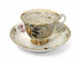 une tasse et une soucoupe sur une soucoupe sur une surface blanche