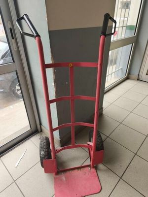 un diable rouge posé par terre