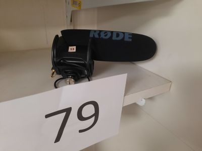 un snowboard posé sur une étagère dans un magasin