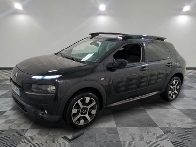 SUV Citroën équipé d'une galerie de toit, exposé dans un showroom