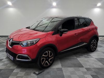 un SUV Renault C-HR rouge garé dans un garage