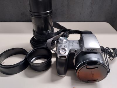 a camera and a lens sitting on a table