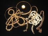 beaucoup de bijoux sur un fond noir