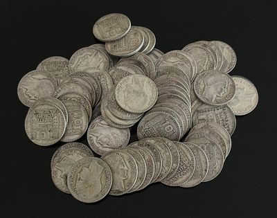 une pile de pièces d'argent sur une surface noire
