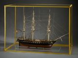 une vieille maquette de bateau dans une vitrine