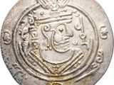 Gros plan sur une pièce d'argent ornée d'une couronne