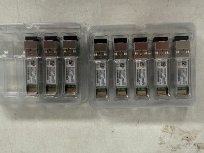 deux boîtes en plastique contenant différents types de composants électroniques