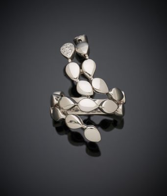 broche en forme de fleur en argent sterling et diamants sur fond noir