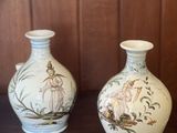 deux vases posés sur une table, avec en arrière-plan un mur lambrissé