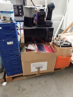 une pile de cartons et d'autres objets posés sur une palette
