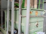 une machine qui se trouve à l'intérieur d'un bâtiment