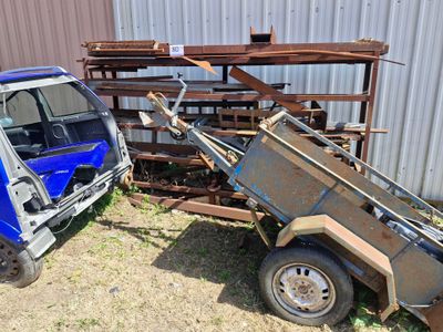un petit camion auquel est attelée une remorque