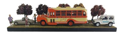 une maquette de bus et d'une voiture sur l'herbe