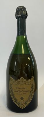 une bouteille de champagne posée sur une surface blanche, avec un fond blanc